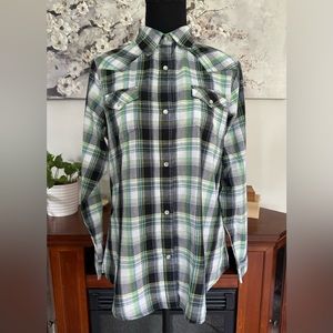 Wrangler Slim Fit Women’s Plaid Lightweight button up top - Size Medium